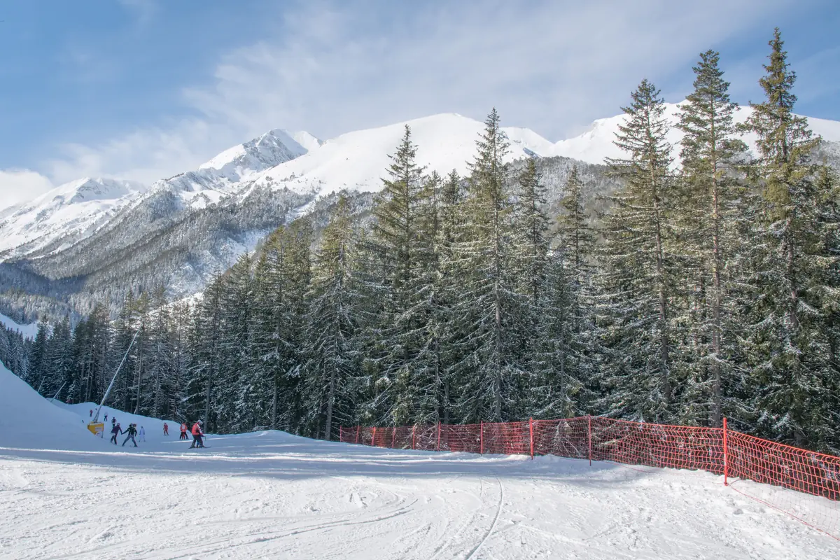 Pârtie de schi la Bansko, cu masivul Pirin în fundal