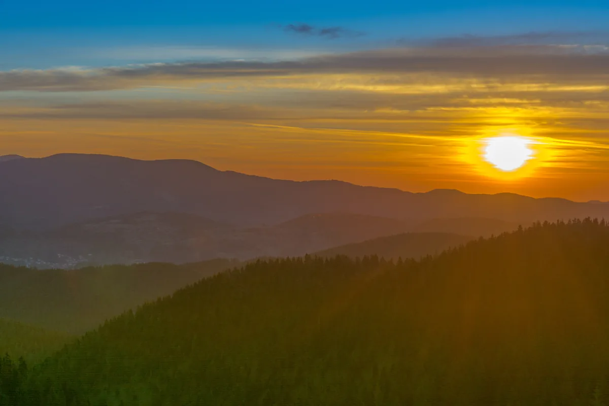 Apus peste pădurile din Rodopi, la Pamporovo